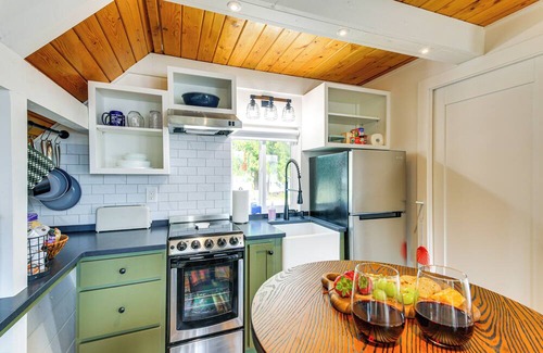 Newport Apartamento | Steps to Sacheen Lake: Cute Studio Cabin w/Deck
