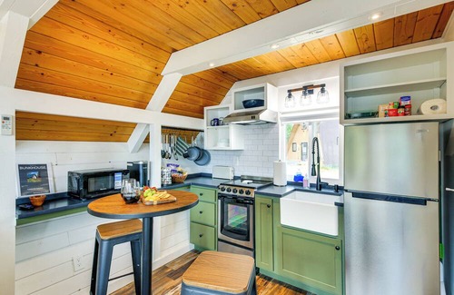 Newport Apartamento | Steps to Sacheen Lake: Cute Studio Cabin w/Deck