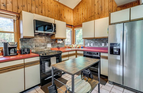 Valley Creek Run Casa | Ski, Hike & Fish: Mtn-View Maggie Valley Retreat