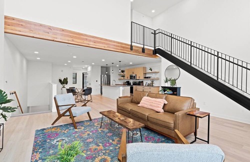 North Kansas City Apartamento | The Lockwood Loft | Modern 2BR Townhome w/Garage + Balcony