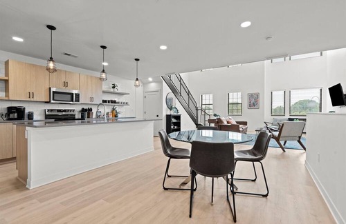 North Kansas City Apartamento | The Lockwood Loft | Modern 2BR Townhome w/Garage + Balcony
