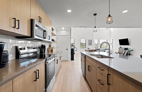 North Kansas City Apartamento | The Lockwood Loft | Modern 2BR Townhome w/Garage + Balcony