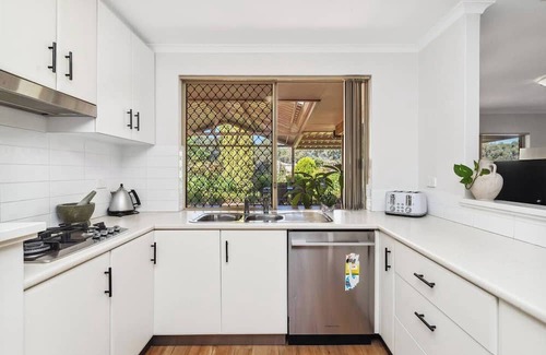 Silver Sands Casa | This house is a 4 bedroom(s), 2 bathrooms, located in Silver Sands, WA.