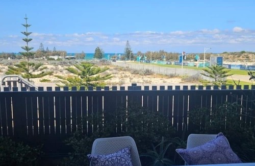 Alkimos Apartamento | Wake up every morning with stunning ocean views on your door step.