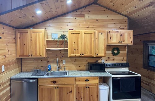 Centerville Cabina | Cozy Cabin With Hot Tub Country Setting