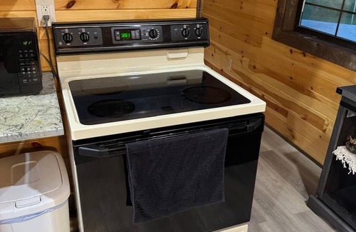 Centerville Cabina | Cozy Cabin With Hot Tub Country Setting