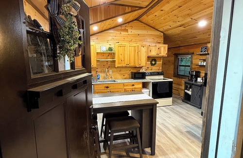 Centerville Cabina | Cozy Cabin With Hot Tub Country Setting