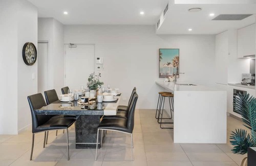 Macgregor Apartamento | Modern 2BR Apartment Balcony & Central Convenience