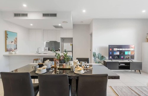 Macgregor Apartamento | Modern 2BR Apartment Balcony & Central Convenience