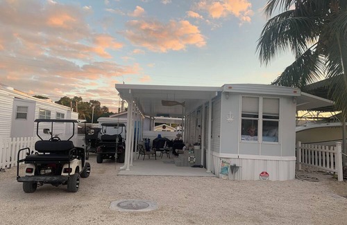 Key Largo Alquiler De RV | Anchor by the SeanBeautiful renovated camper with a fresh coastal design