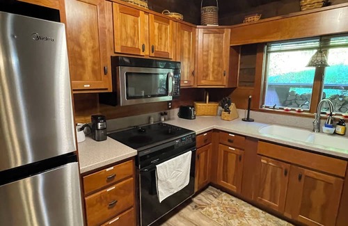 Nisbet Cabina | Charming 2-bedroom cabin in nice Cogan Station with AC
