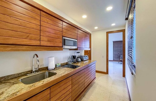 Pristine Bay Hotel | Garden View 1BR Suite at Las Verandas (1)