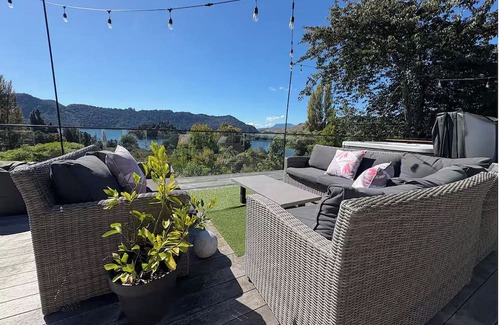 Lake Okareka Apartamento | Room with Lake View at Ōkāreka, Rotorua – Large Deck, Spa & BBQ Retreat