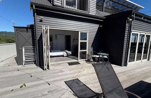Lake Okareka Apartamento | Room with Lake View at Ōkāreka, Rotorua – Large Deck, Spa & BBQ Retreat