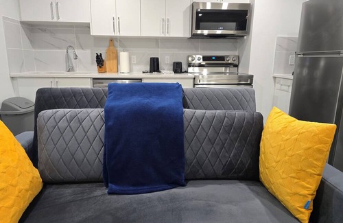Southeast Edmonton Apartamento | Stylish basement suite in Orchards SW Edmonton