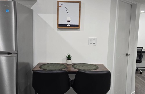 Southeast Edmonton Apartamento | Stylish basement suite in Orchards SW Edmonton