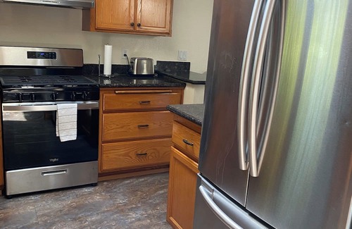 West Salem Casa | NW Salem 3 bedroom 2 bath house AC, takes pets, private lovely fenced backyard.