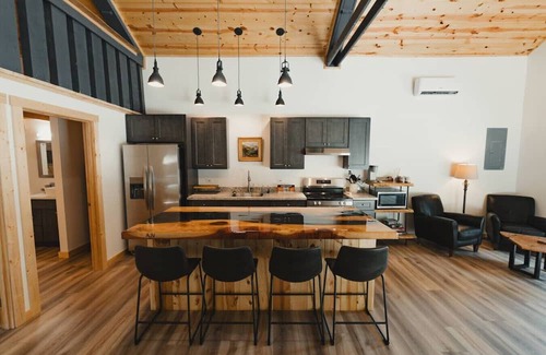 Lewis County Cabina | Luxury Barndominium-Hot Tub-Firepit-WIFI-EV-Nature