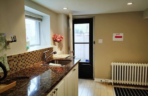 Yonge-Eglinton Apartamento | Spacious tidy walkout basement in Midtown Toronto