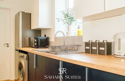 Cradley Heath Casa | Stylish 5BR - Monthly Stay - Parking