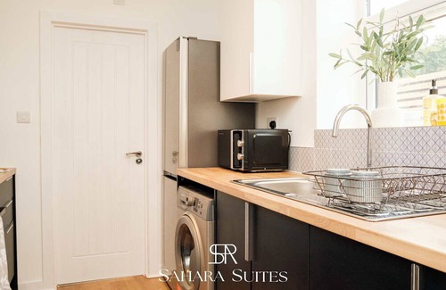 Cradley Heath Casa | Stylish 5BR - Monthly Stay - Parking
