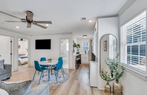 Tulane - Gravier Hotel | Centrally Located 6-BR Suite near Top Attractions