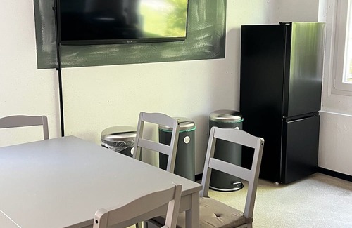 Laussnitz Apartamento | Carotel Industrial Style meets Waldesruhe with a dog