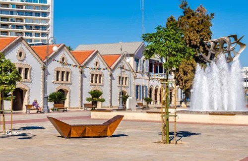 Larnaca Apartamento | Kick back and relax in this calm, stylish space.