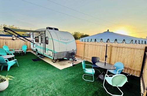 Austin Casa | The Green Room Getaway @ Drinks Backyard - near COTA