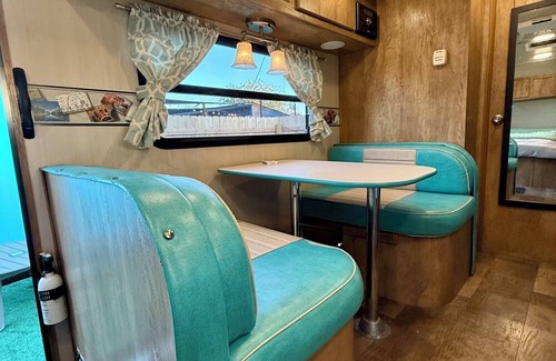 Austin Casa | The Green Room Getaway @ Drinks Backyard - near COTA