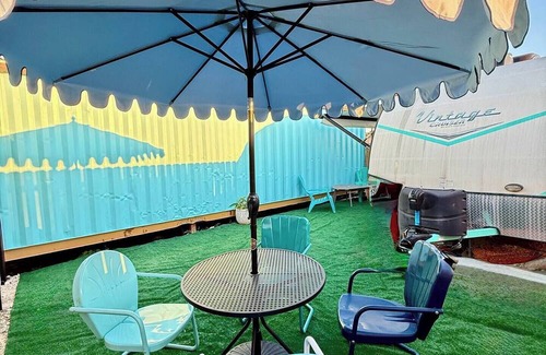 Austin Casa | The Green Room Getaway @ Drinks Backyard - near COTA