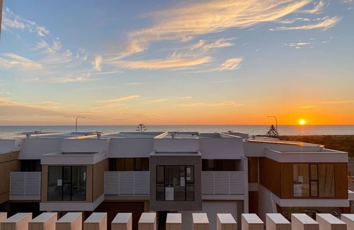 Taperoo Casa | Oceanview Luxury with Dedicated Workspace