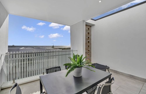 Taperoo Casa | Oceanview Luxury with Dedicated Workspace