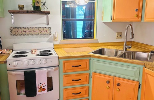 Astor Cabaña | Charming 1-bedroom in Astor direct St Johns River,with Boat Dock.