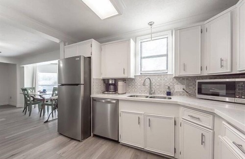 Groves Casa | 4 bedroom home in Groves with pool