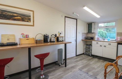 Longford Cabaña | SHARON'S SHEPHERD HUT, pet friendly, with hot tub in Knockin