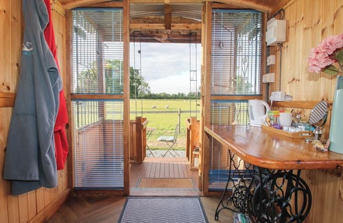 Longford Cabaña | SHARON'S SHEPHERD HUT, pet friendly, with hot tub in Knockin