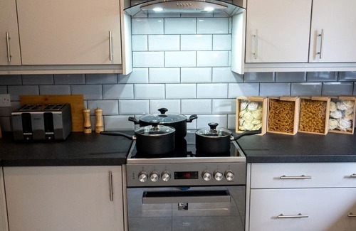 West Bromwich Casa | Luxury 5BR Home | Hot Tub | EV-Friendly Stay
