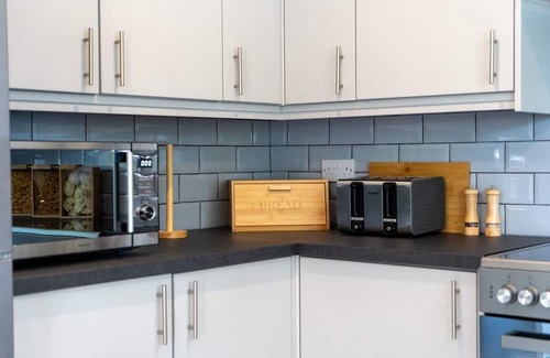 West Bromwich Casa | Luxury 5BR Home | Hot Tub | EV-Friendly Stay