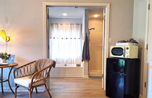 Tyrone Apartamento | Shiloh - Private. King size bed. Quiet, serene.