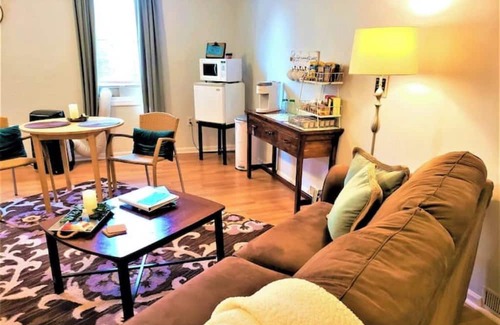 Tyrone Apartamento | Private! Spacious. + Shiloh - Private. King size bed. Quiet, serene