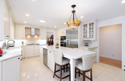 Surrey Casa | Spacious 5BR w/Pool & 5 Baths – Surrey Retreat