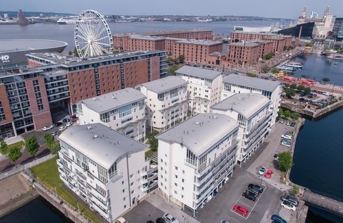 The Docks Casa | 2 Bedroom Dockland Apartment- Free Parking for one car.