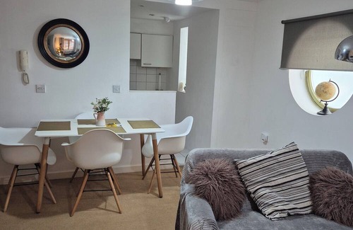 The Docks Casa | 2 Bedroom Dockland Apartment- Free Parking for one car.