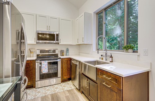 Redmond Casa | 5 Mi to Chateau Ste Michelle: Creekside Escape!