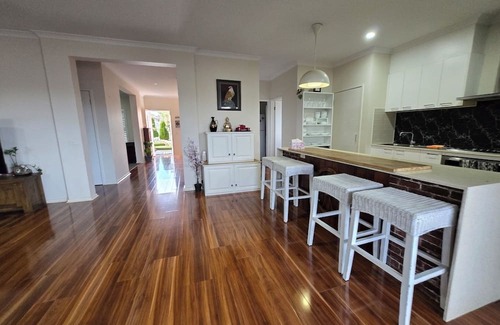 Drouin Casa | Cosy spacious hill holiday home