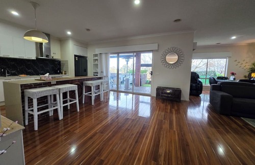 Drouin Casa | Cosy spacious hill holiday home