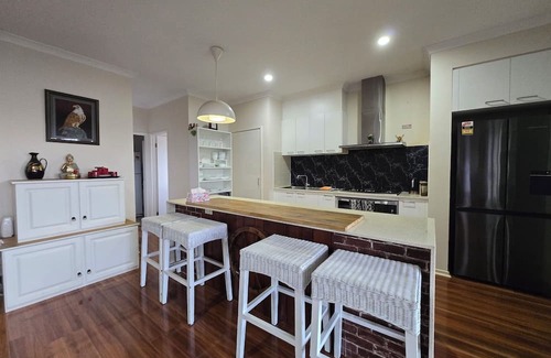 Drouin Casa | Cosy spacious hill holiday home