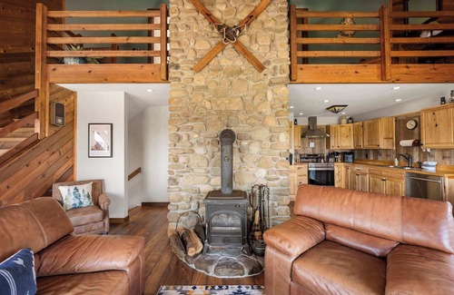 West Valley Cabina | Family-Friendly Cabin with Heated Pool & Sauna