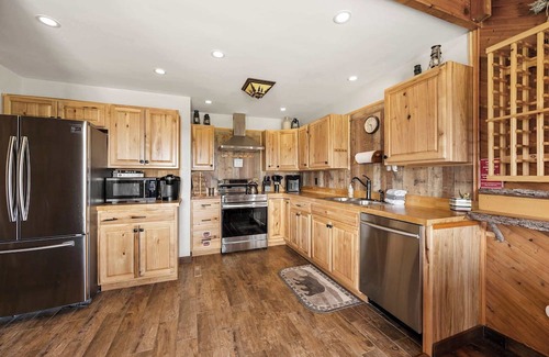 West Valley Cabina | Family-Friendly Cabin with Heated Pool & Sauna